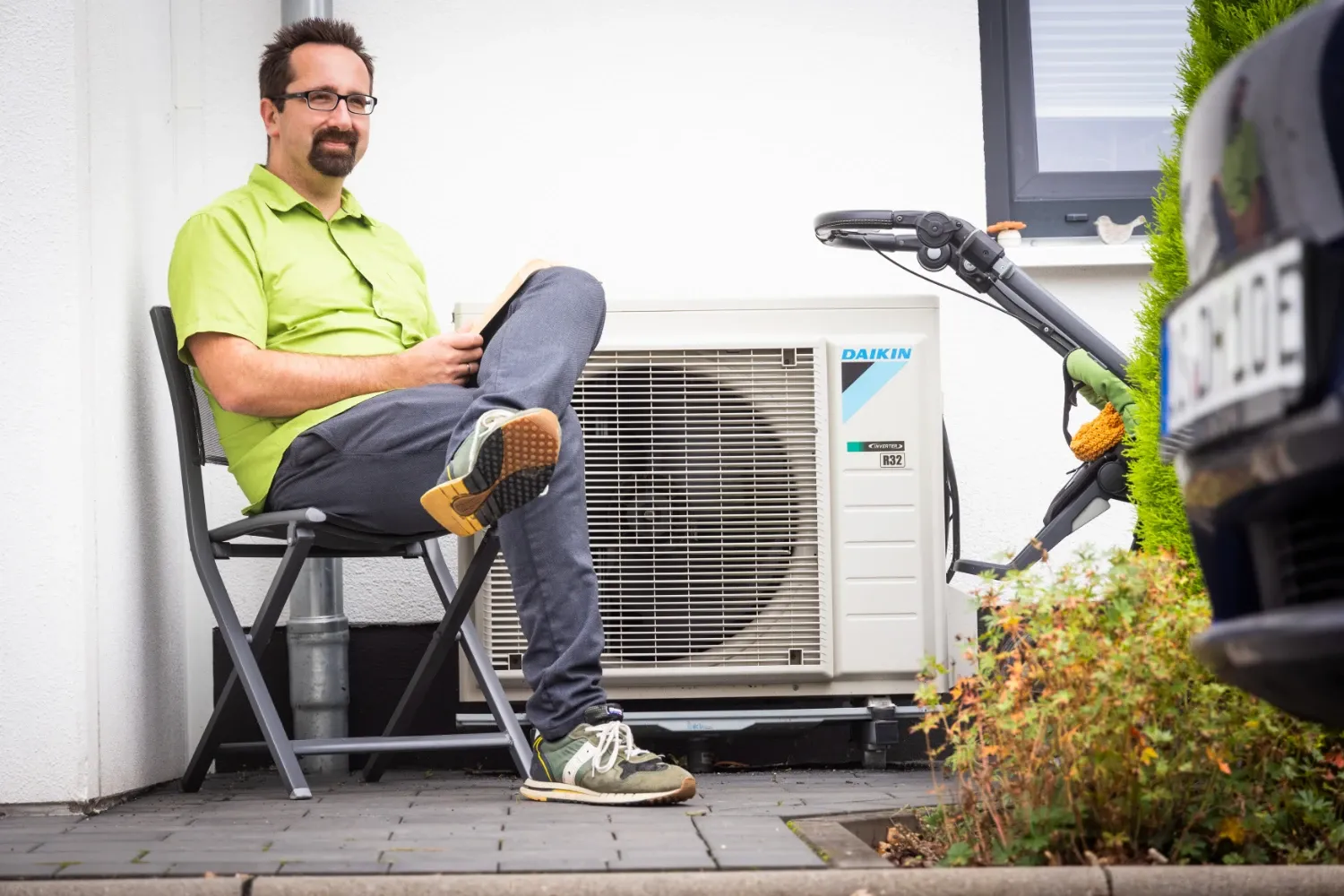 Gunther sitzt neben Daikin Wärmepumpe