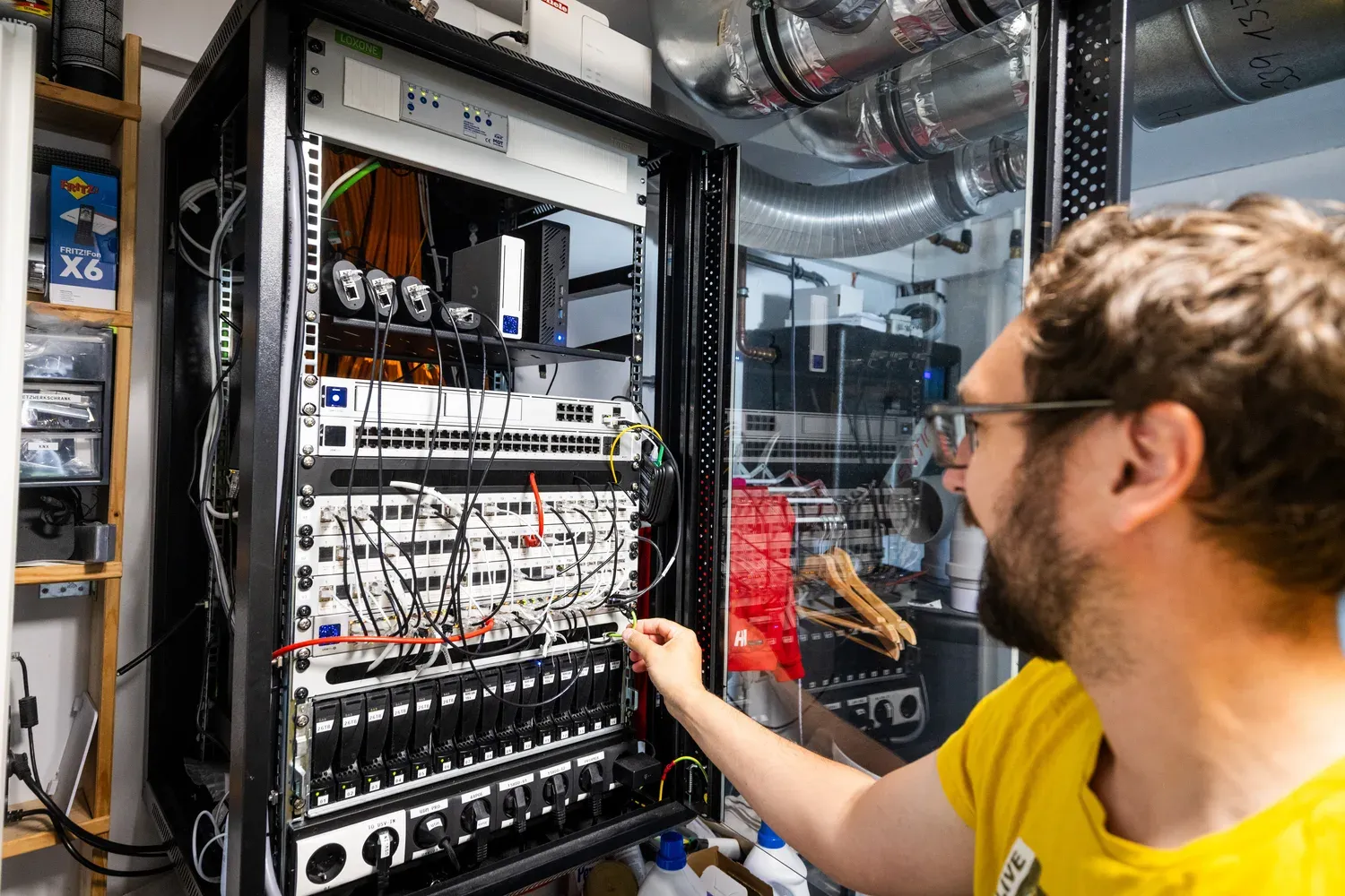 Jörg am Netzwerkschrank