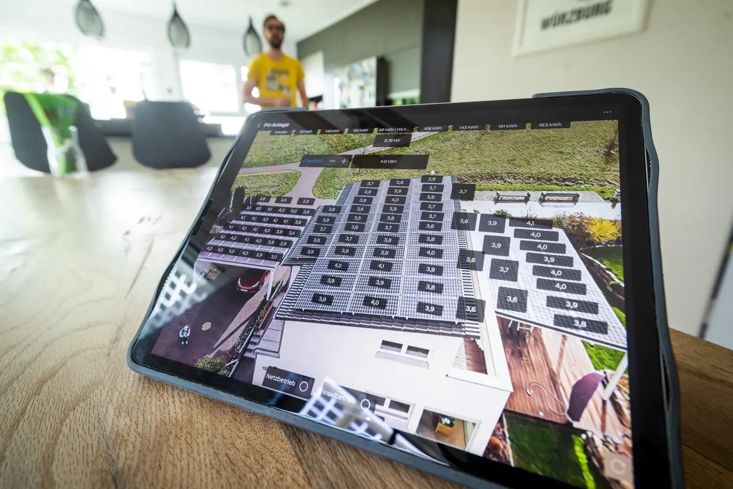 Modulübersicht der PV-Anlage mit Einzelerträgen auf dem Tablet