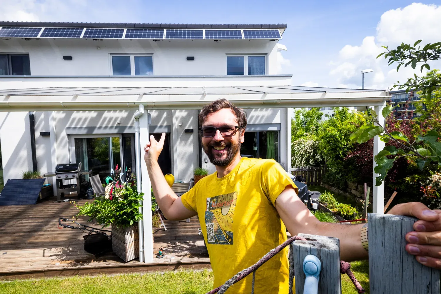 Jörg vor seinem Terrassendach mit PV-Modulen