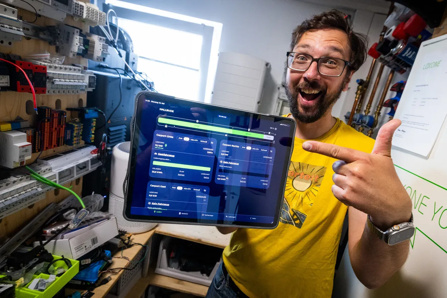 Jörg zeigt evcc auf dem Tablet im Technikraum