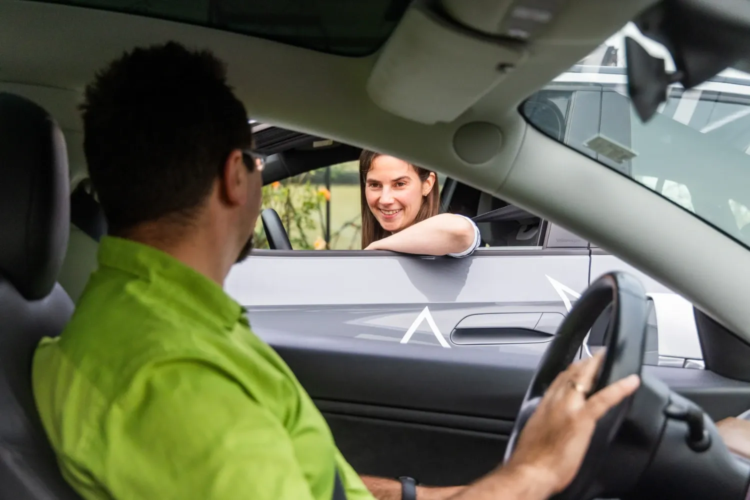 Ulrike und Gunther in ihren Elektroautos