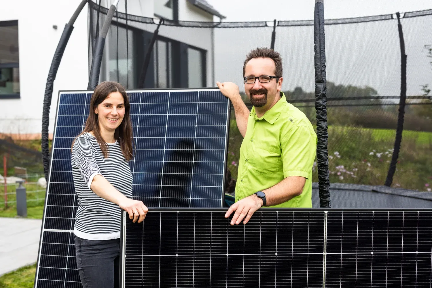 Ulrike und Gunther mit PV-Modulen am Trampolin