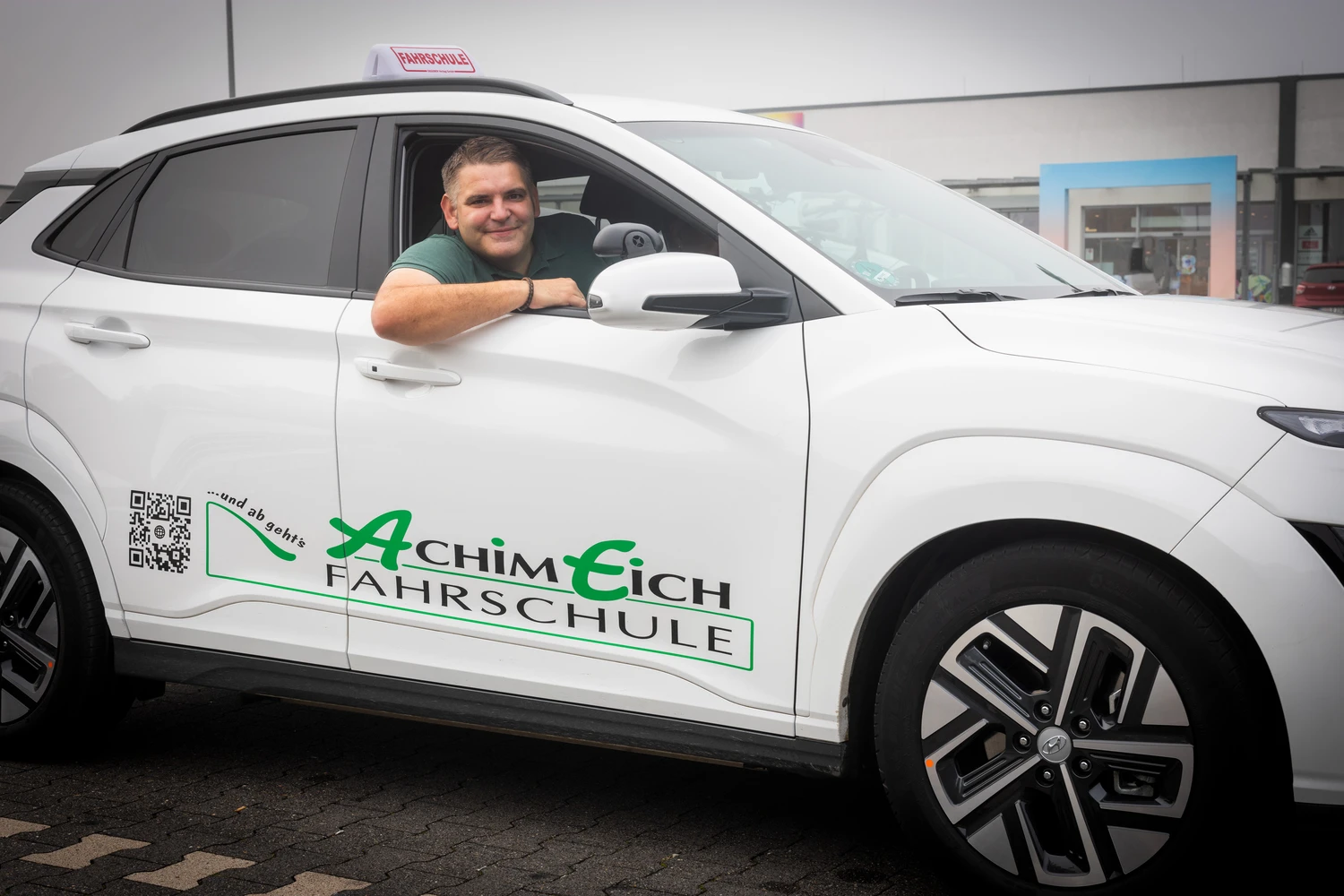 Alex im Fahrschulauto