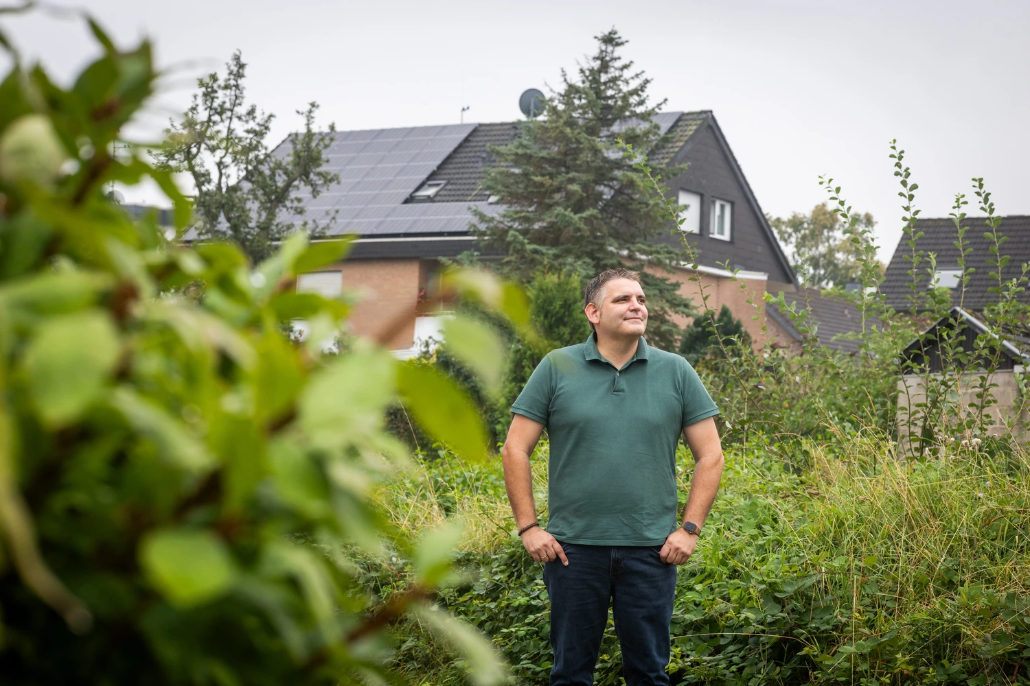 Alex vor Haus mit Photovoltaik
