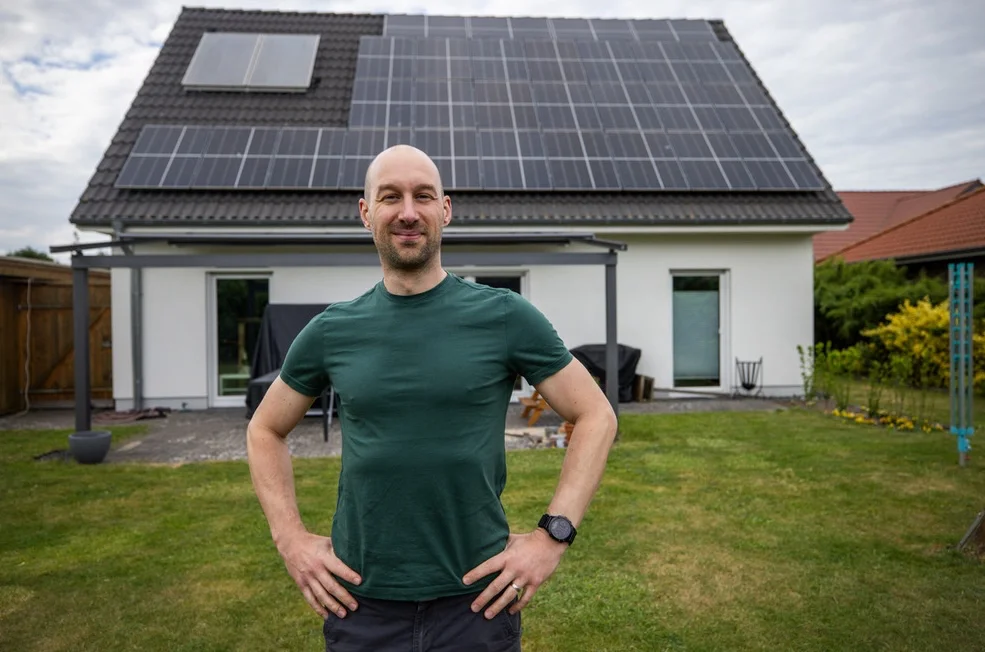 Arne vor seinem Haus mit Photovoltaikanlage