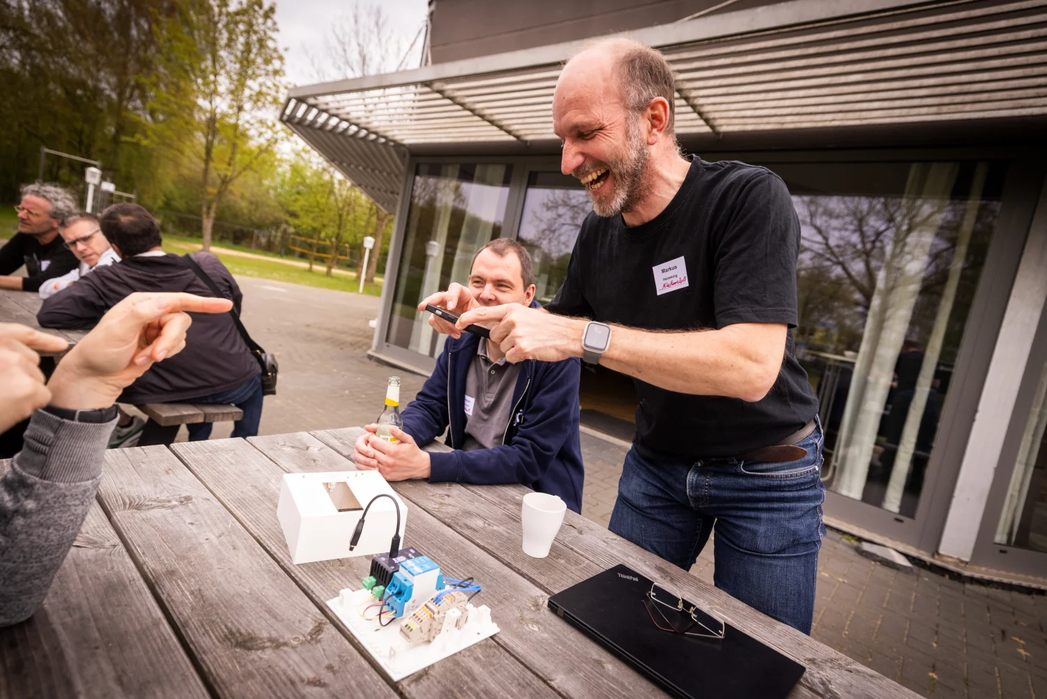 eHive Hardware auf dem Tisch bei der Verlosung