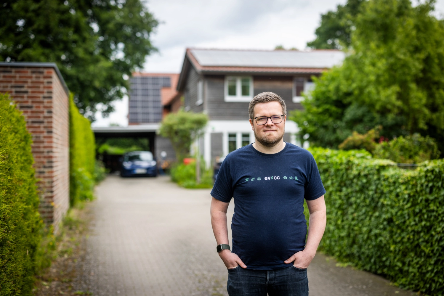Michael vor Haus