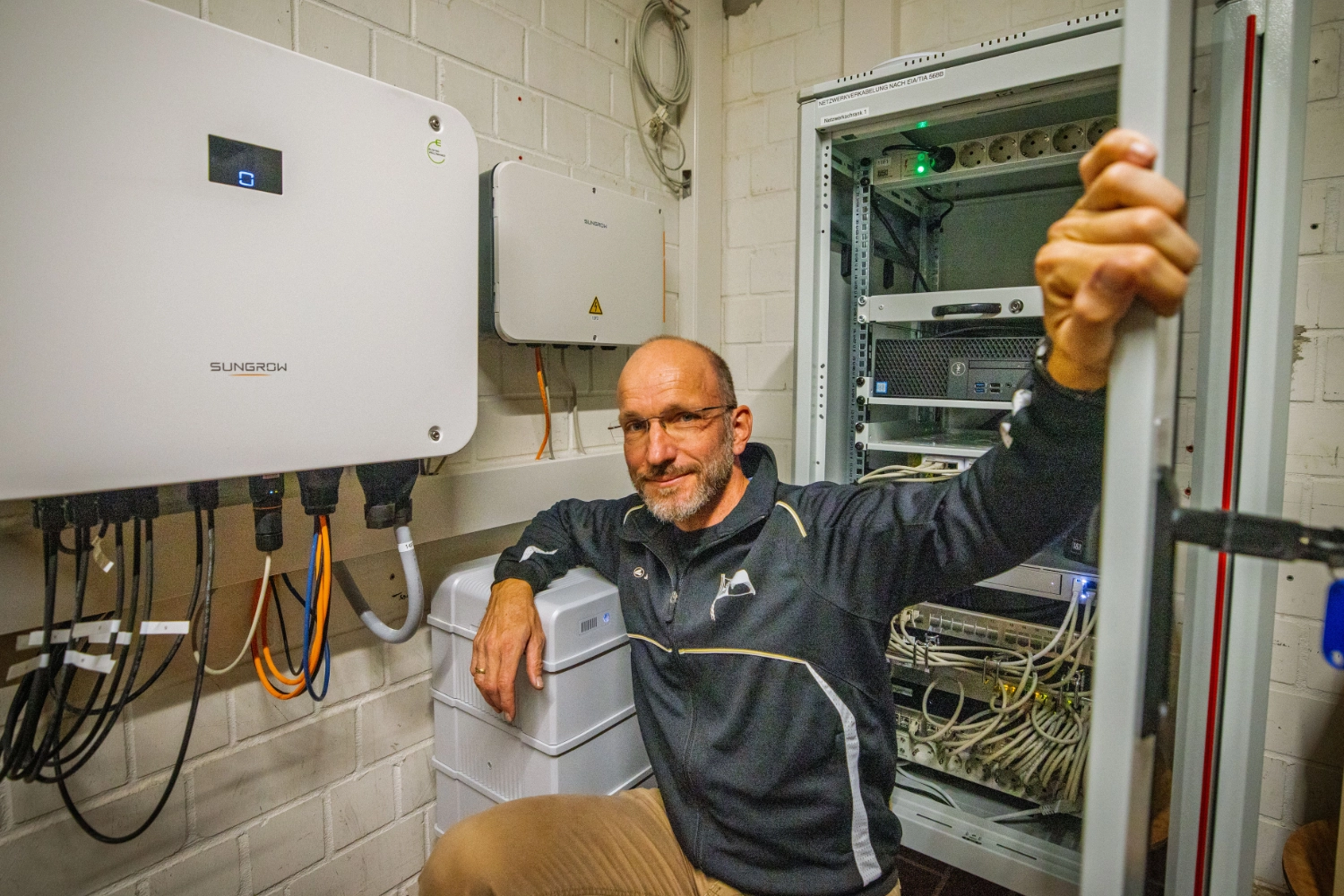 Michael mit Sungrow Wechselrichter und Speicher