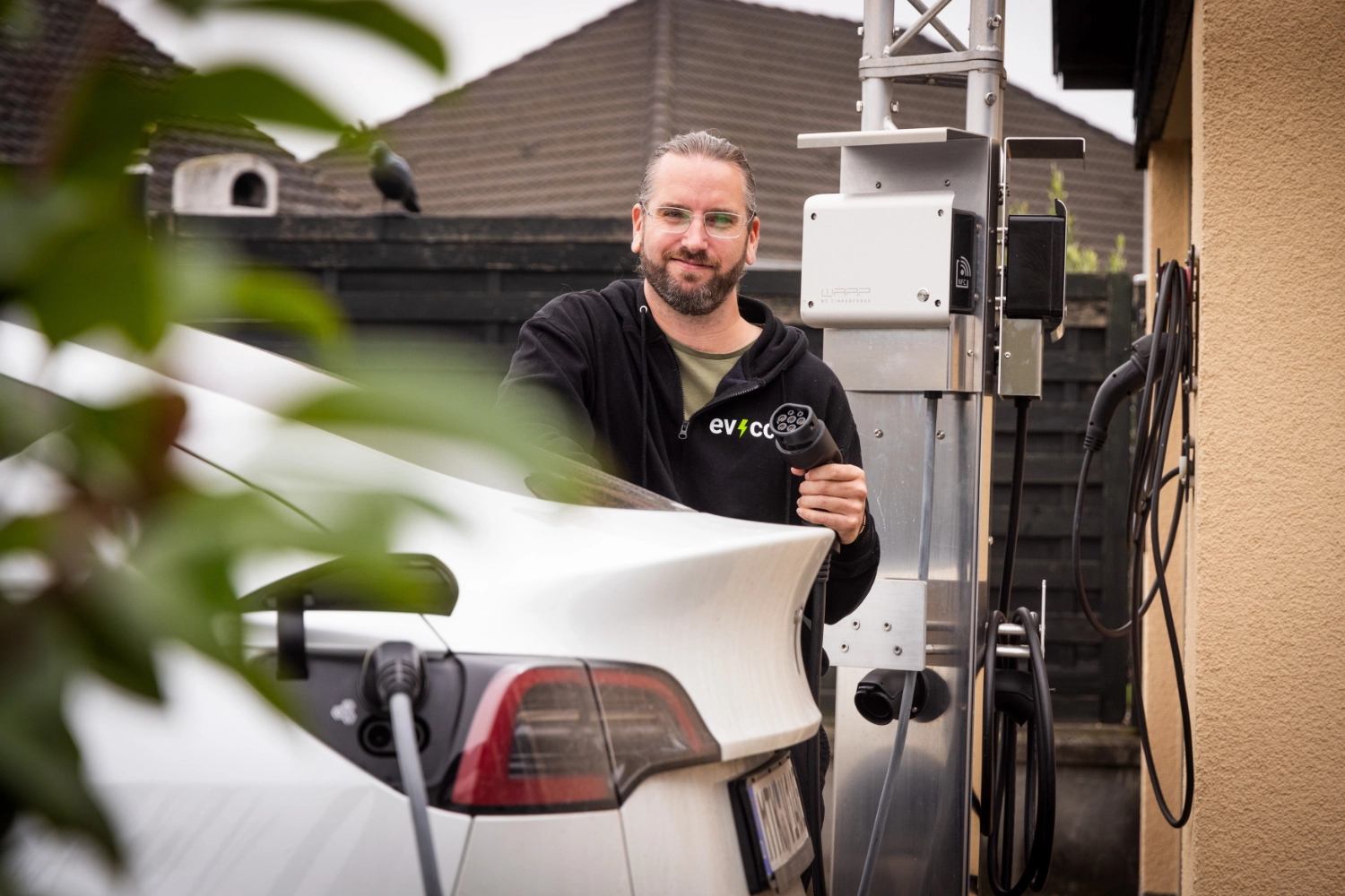 Tobias mit WARP Charger und Tesla