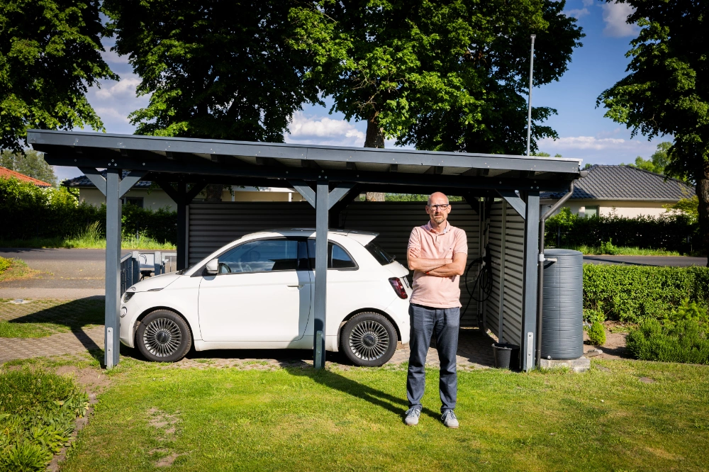 Christian in front of his Fiat 500e