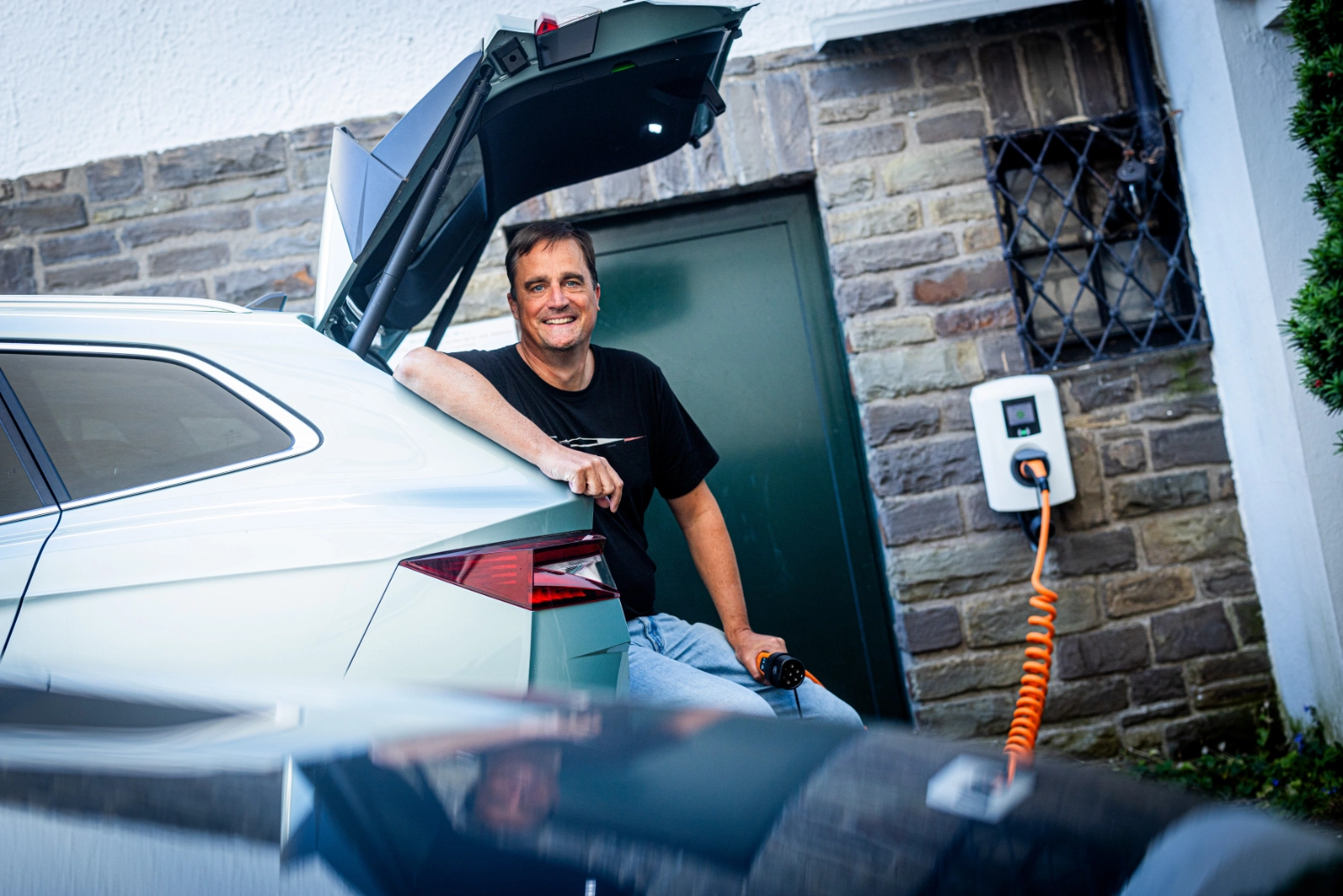 Olaf sitting in the trunk of his Skoda Enyaq