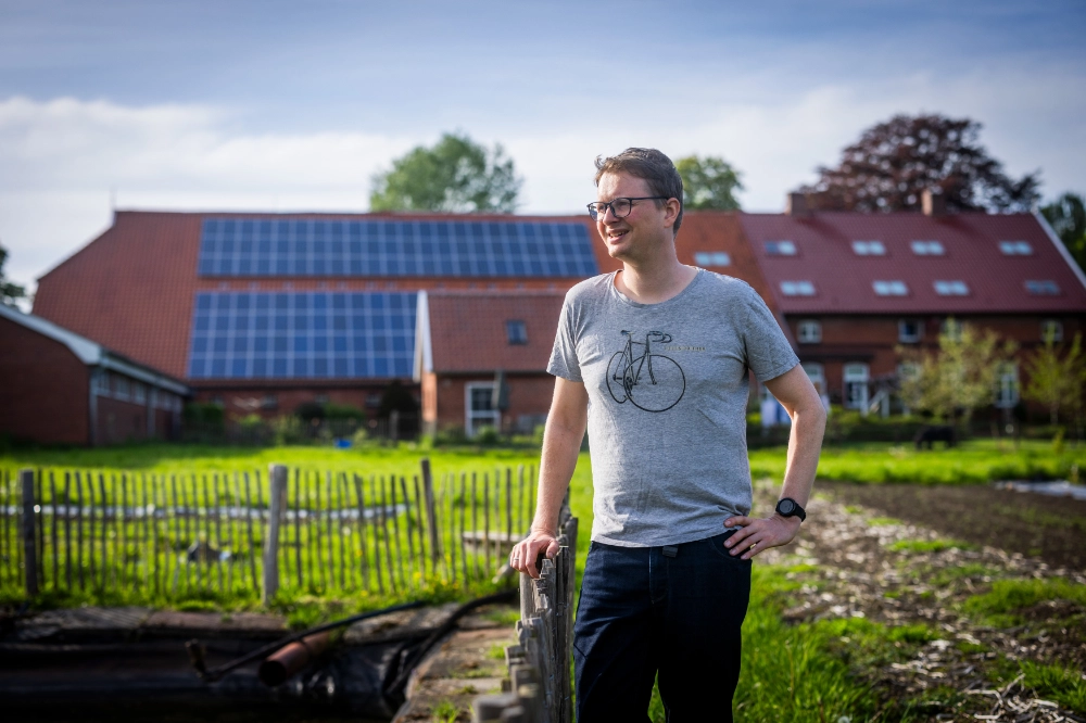 Tjarko in front of a PV roof