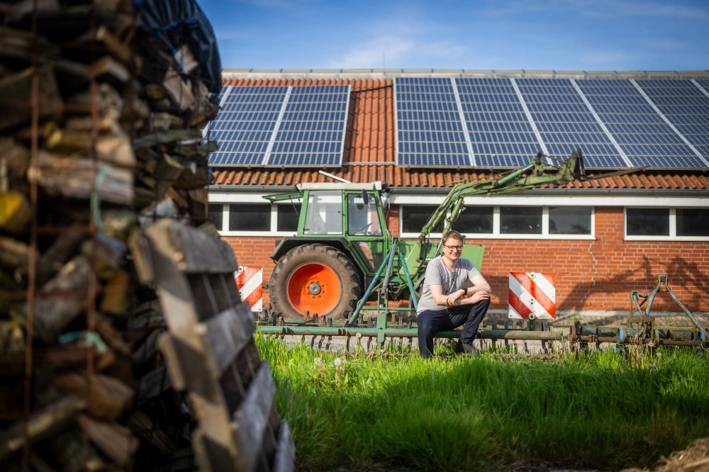 Tjarko in front of a tractor